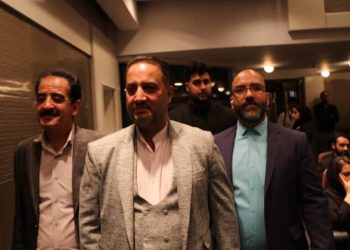 شعار اصلی مجموعه ایرانیان گستر در زمینه کسب کار: آموزش همزمان با کار شماست